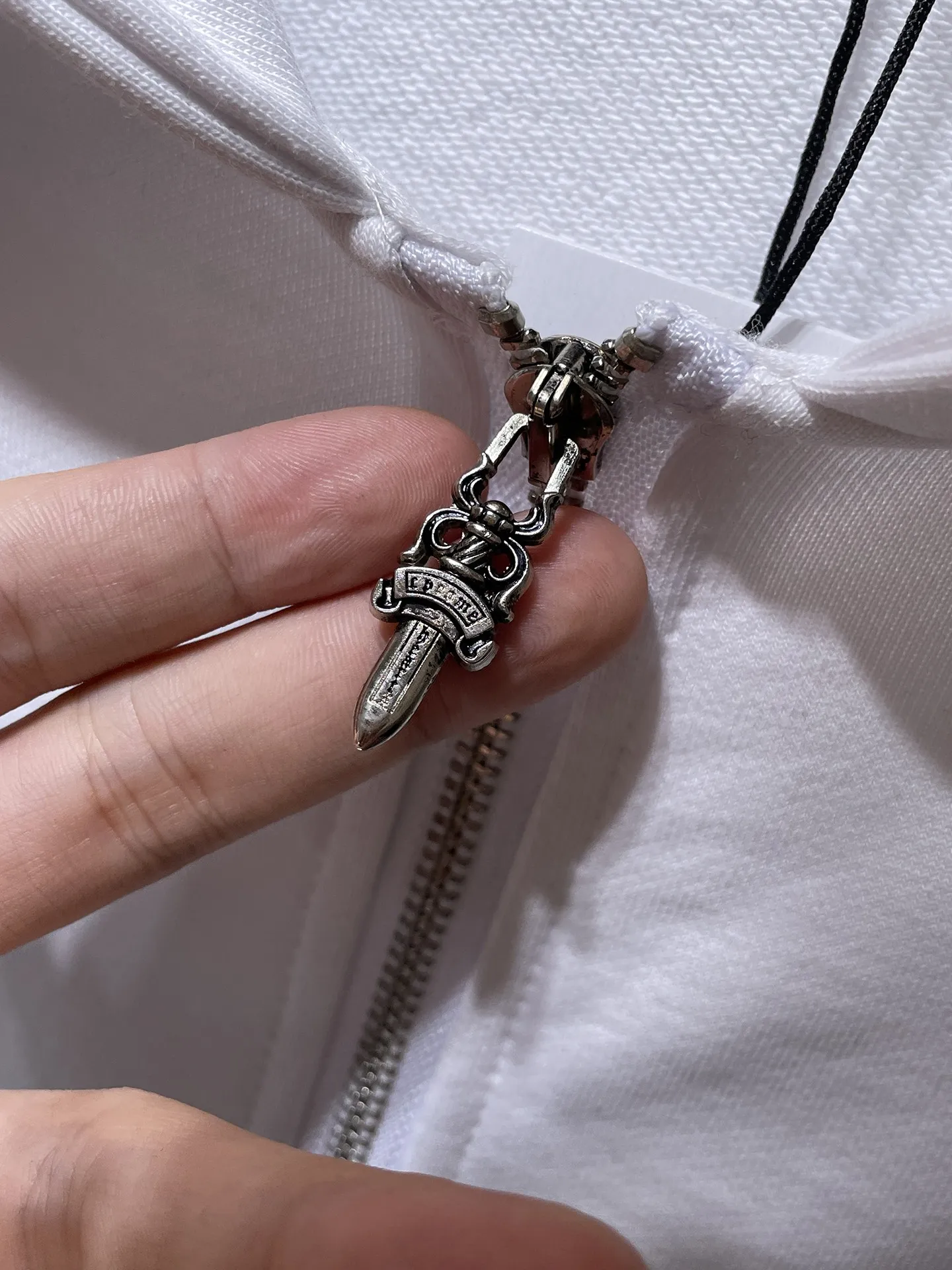 P276 Chrome Hearts Autumn and Winter 2025 Counter Synchronization Chrome Hot Diamond Cross Handmade Willow Sweatshirt Imported Diamond➕Handmade Willow Improved Customized Version 1:1 High Weight High Quality Fabric Recommended Color: Black White Code Number: S, M, L, XL